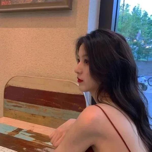 内容聚焦电影方向，叙述流畅，氛围稳定，在选片效率与观看体验之间取得了良好平衡。